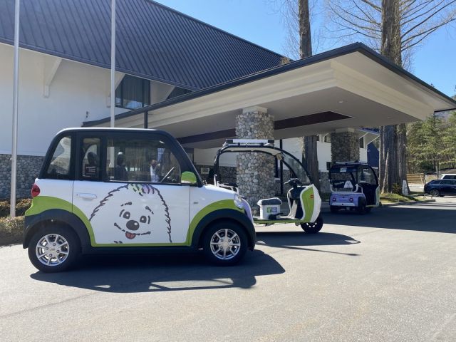 2021年4月27日（火）より、ホテルオリジナルマスコット「キッキー・ウィッキー」がデザインされたラッピングEV四輪車と三輪車を導入しました。
GW期間中、ホテルにお越しになられるお客様を対象に無料貸し出しを開始予定しています。

山の中腹にあるロケーションから自然のアクティビティフィールドへの二次交通手段としての活用、大町市内の観光スポットへの移動と回遊を環境にやさしい手法で促進します。

ラッピングEV四輪車と三輪車は、ホテルだけでなく信濃大町駅を降りて正面に位置する「Japan Discovery Center Omachi」にも停留しており、
最寄駅から乗り込んで、超小型EVモビリティの体験をお楽しみいただけます。

環境に優しい次世代モビリティの普及によって"自然環境保全"を目指す「株式会社タジマモーターコーポレーション」の超小型EV事業の理念に賛同し、
北アルプスの麓の自然豊かな地域で環境保全とサスティナブルビジネスの実現、
大町市がかかえている二次交通の課題解消と、地域企業や行政との地域活性化を目指します。

長野県大町市に位置する「ANA ホリデイ・インリゾート信濃大町くろよん」は、
北アルプスの麓にある雄大で手つかずの自然と歴史・文化・観光の資源に恩恵を受けながら、
お子様連れのご家族、カップル、アクティブな大人の方からシニア、三世代家族まで幅広いゲストの希望を叶えます。

キッズ・ファミリーフレンドリーな「ホリデイ・インリゾート」ブランドが提供するお得なプログラム「Kids Stay & Eat Free (キッズステイ & イートフリー)」では、
12歳以下のお子様を対象とし、添い寝と専用フードメニューのご飲食が無料でお楽しみいただけます。

四季を通じ、わくわくドキドキの冒険と発見がいっぱいの最高の体験に満ちた「新しいマウンテンリゾート」を目指し、より一層邁進してまいります。

詳細をご覧になりたい方は、公式サイトをチェック！
@anahiresortkuroyon

#くろよん #リゾートホテル #リゾートステイ #マウンテンリゾート #ホテルステイ #ホテル好きな人と繋がりたい #家族旅行 #家族でお出かけ #国内旅行 #子連れ旅行 #週末旅 #週末旅行 #お子様連れ #お子様連れ大歓迎 #女子旅 #女子旅行 #カップル旅行 #長野観光 #長野旅行 #大町 #信濃大町 #キッキーウィッキー